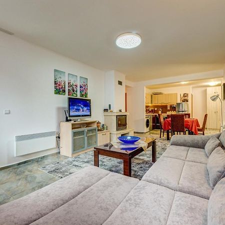 Bright And Spacious 2-Bdr Apartment With Balcony By Flat Mаnager Pamporovo Exteriér fotografie